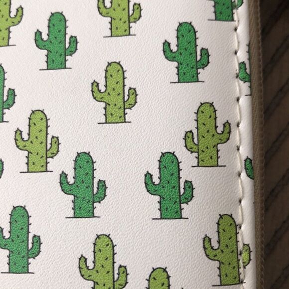 NWT Lucky 🍀 Cacti 🌵 Vegan 🌱 Zip Wallet 12 card inserts zip coin Secure! - Picture 11 of 17